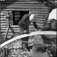 Båtbyggare i arbete i Molpe år 1955. Foto: Gunnar Rosenholm. Svenska Litteratursällskapets samlingar, sls.finna.fi ÖTA 25, 72