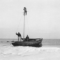På utkik från masten. Foto Helmer Ekman 1957 Kvarkens båtmuseums bildarkiv